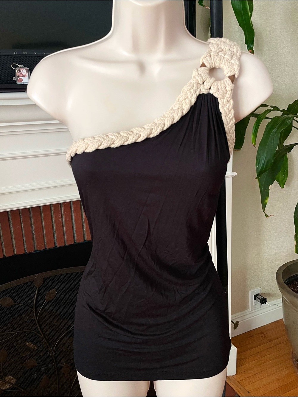 Sis Sis Black One Sleeve Braided Top M